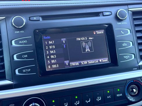 Used 2019 Toyota Highlander LE image 31