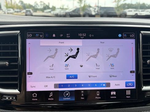 Used 2024 Chrysler Pacifica Limited FWD image 33
