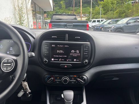 Used 2025 Kia Soul LX w/ LX Technology Package FWD image 16