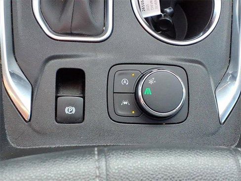 Used 2023 Chevrolet Traverse LT image 16