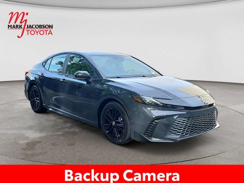 Used 2025 Toyota Camry SE FWD image 5
