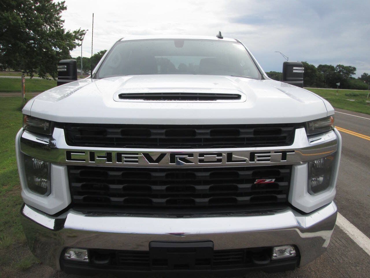 Used 2023 Chevrolet Silverado 2500 LT w/ Convenience Package AWD/4WD image 3