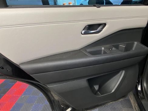 Used 2022 Nissan Pathfinder SL AWD/4WD image 16