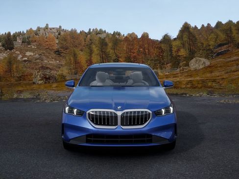 Used 2025 BMW 530i w/ Premium Package image 33