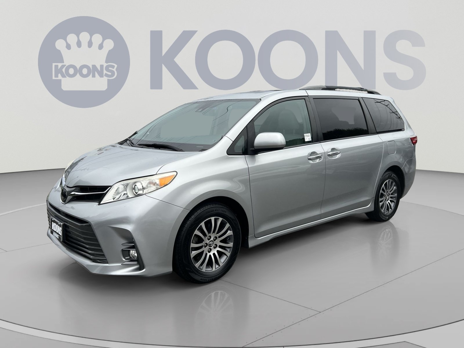 Used 2019 Toyota Sienna XLE w/ XLE Navigation Package FWD image 1