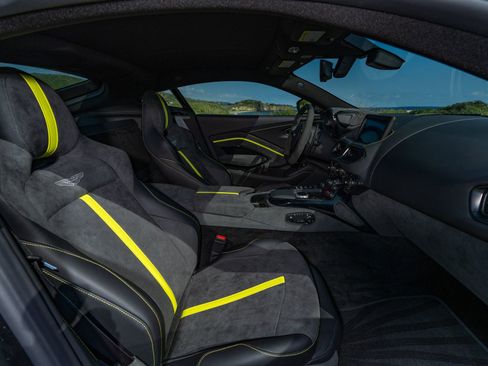 Used 2023 Aston Martin V8 Vantage Coupe RWD image 16