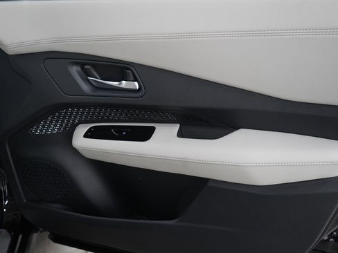 Used 2023 Nissan Ariya AWD image 9