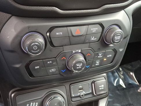 Used 2023 Jeep Renegade Latitude AWD/4WD image 15