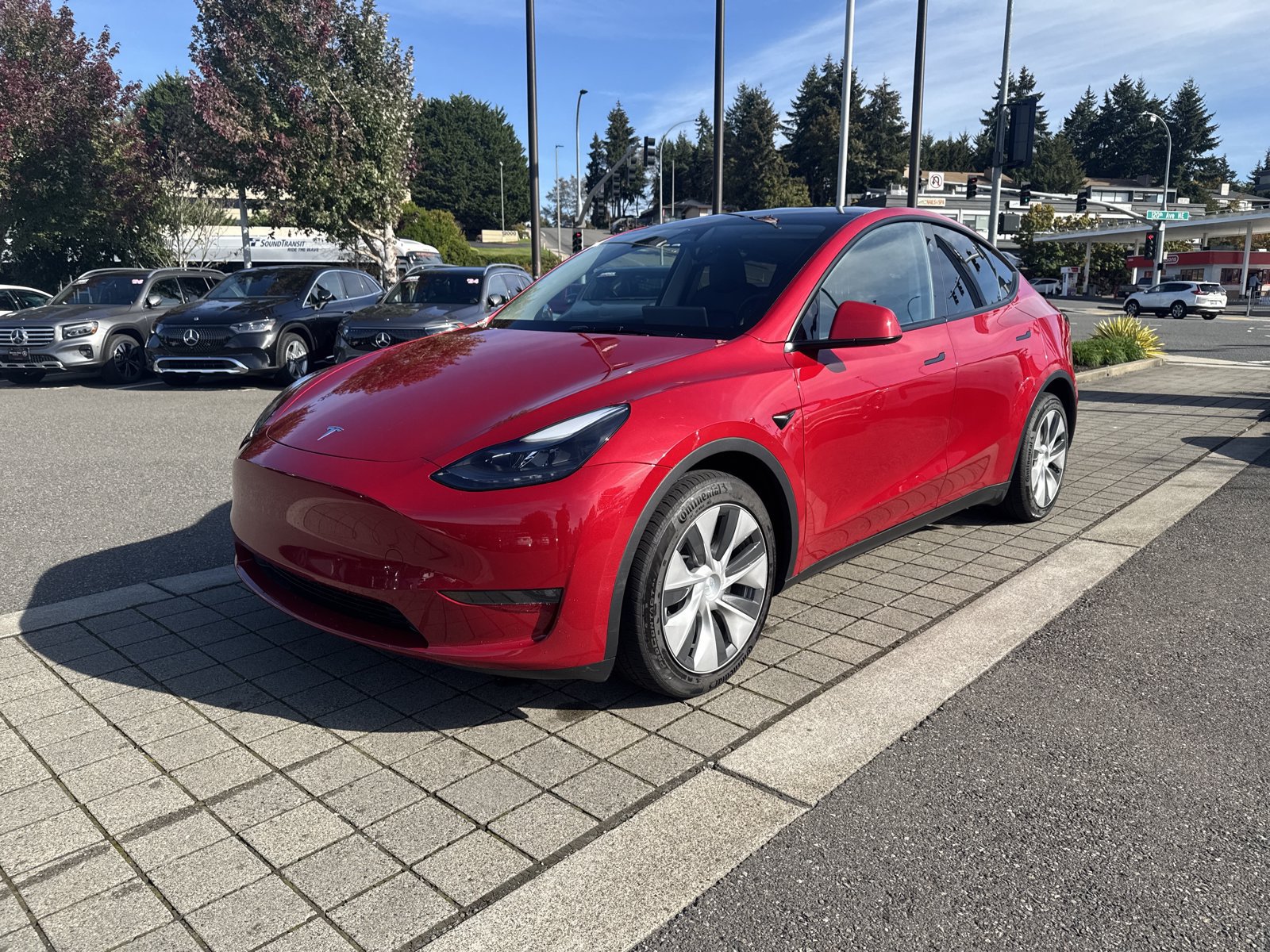 Used 2023 Tesla Model Y Long Range AWD/4WD image 1