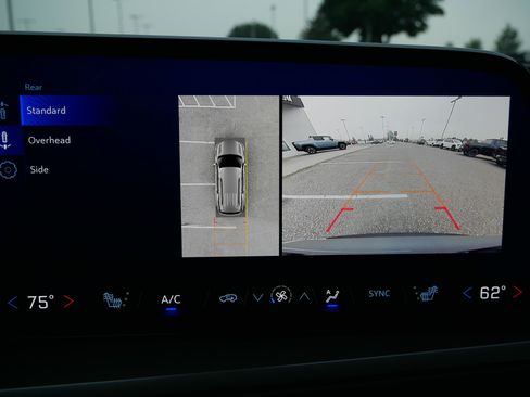 Used 2024 Chevrolet Traverse LT image 19