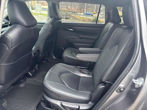 Used 2024 Toyota Highlander XLE image 30