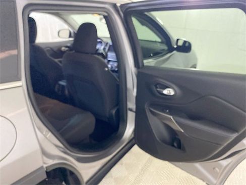 Used 2019 Jeep Cherokee Latitude w/ Cold Weather Group image 32