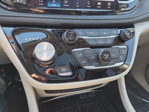 Used 2024 Chrysler Pacifica Limited FWD image 15