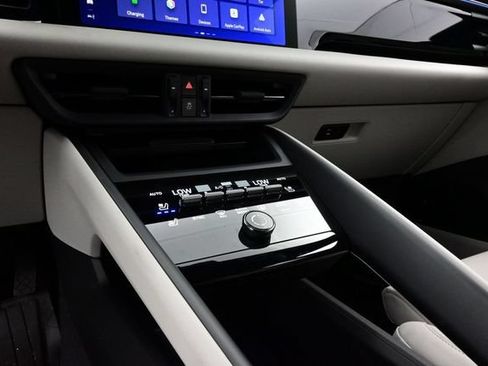 Certified 2025 Porsche Macan Electric RWD image 11