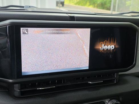 Used 2024 Jeep Gladiator Sport AWD/4WD image 15