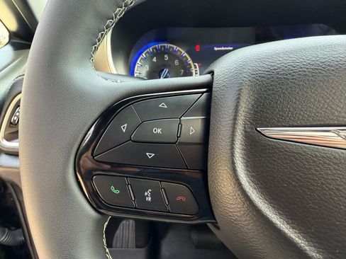 Used 2022 Chrysler Pacifica Limited w/ Uconnect Theater Family Group image 15