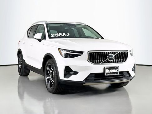 Used 2023 Volvo XC40 B5 Plus image 1