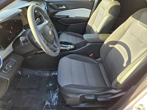 Used 2025 Chevrolet Trax LT FWD image 10