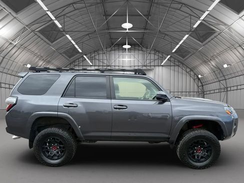 Used 2022 Toyota 4Runner SR5 AWD/4WD image 4