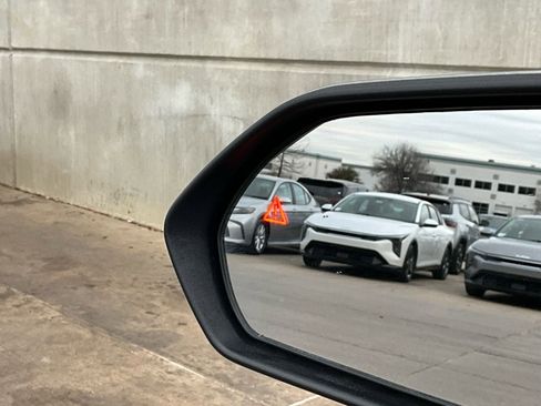 Used 2025 Kia K4 LXS image 19