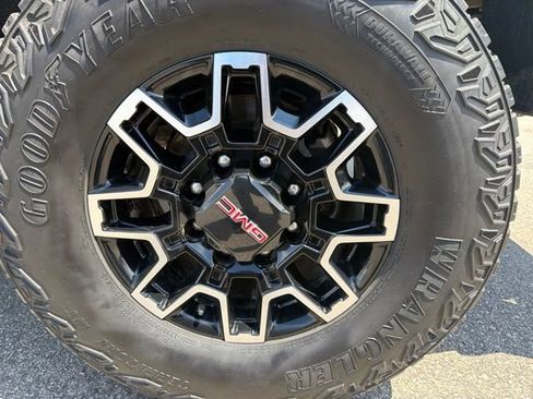 Used 2024 GMC Sierra 2500 AT4X AWD/4WD image 9