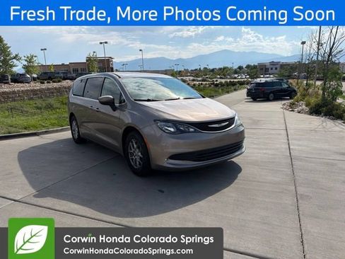 Used 2017 Chrysler Pacifica Touring FWD image 1