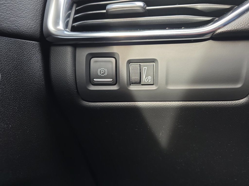 Used 2021 Cadillac XT4 Luxury w/ Cold Weather Package AWD/4WD image 41