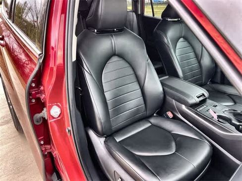 Used 2021 Toyota Highlander XLE image 12