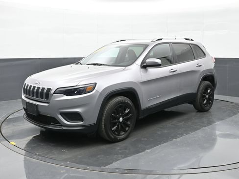 Used 2020 Jeep Cherokee Latitude w/ Cold Weather Group FWD image 8