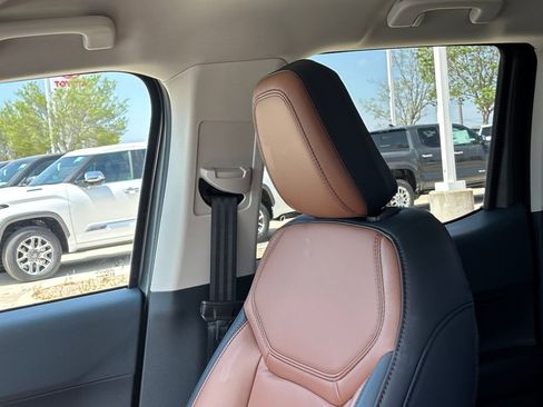 Used 2024 Ford Maverick Lariat image 12