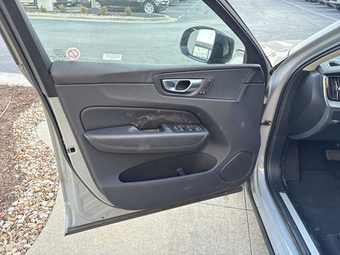 Used 2025 Volvo XC60 B5 Plus image 14