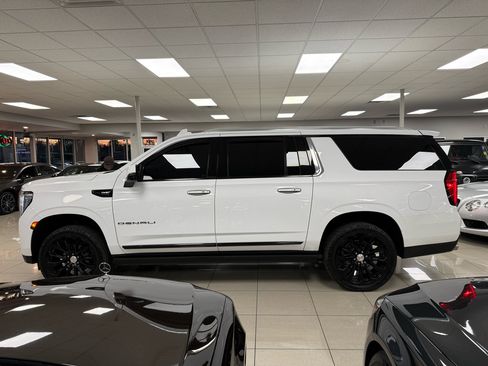 Used 2021 GMC Yukon XL Denali w/ Denali Premium Package image 7