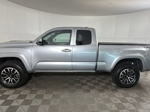 Used 2022 Toyota Tacoma TRD Sport w/ TRD Premium Sport Package AWD/4WD image 5