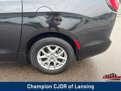 Used 2022 Chrysler Pacifica Touring-L FWD image 35