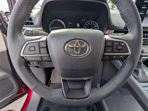 Used 2024 Toyota Sienna Limited image 33