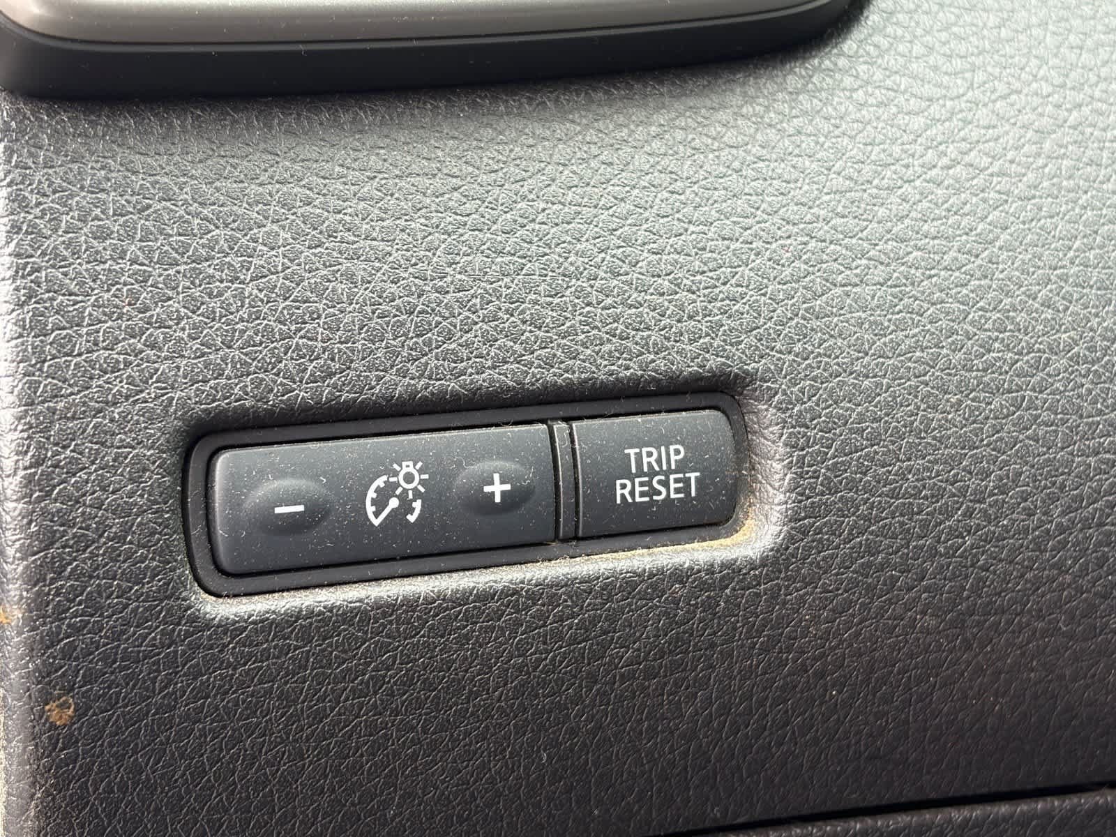 Used 2014 Nissan Rogue SV AWD/4WD image 10