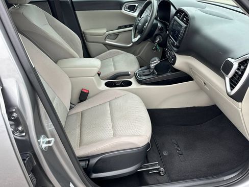 Used 2025 Kia Soul LX w/ LX Technology Package FWD image 13