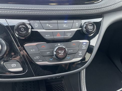 Used 2025 Chrysler Pacifica Limited image 12