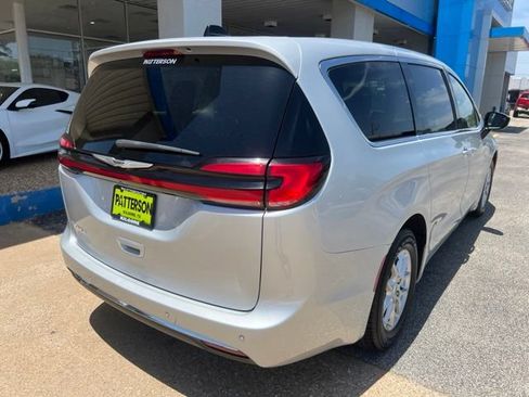Used 2024 Chrysler Pacifica Touring-L FWD image 10