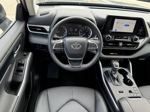 Used 2025 Toyota Highlander XLE FWD image 20