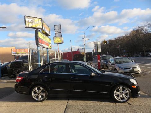 Used 2013 Mercedes-Benz E 350 4MATIC Sedan image 9
