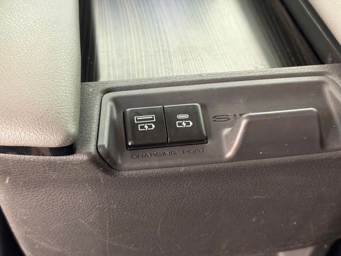 Used 2021 Toyota Sienna Limited image 18