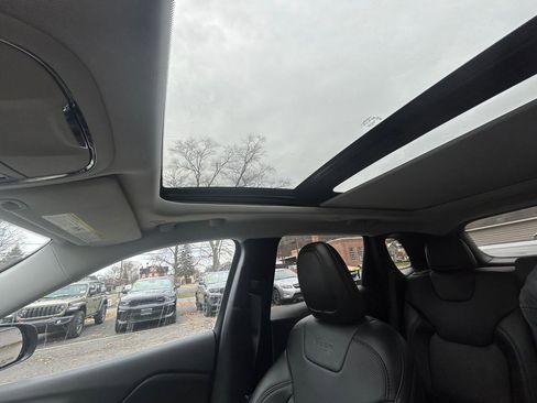 Used 2021 Jeep Cherokee Limited image 12