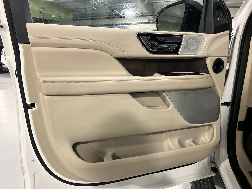 Used 2021 Lincoln Navigator Reserve w/ Luxury Package AWD/4WD image 10