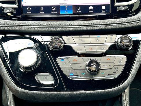 New 2026 Chrysler Pacifica Limited w/ Trailer Tow Group image 17