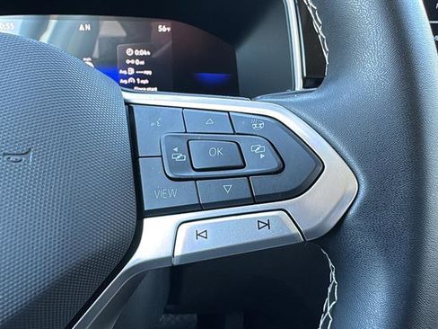Certified 2025 Volkswagen Taos SE w/ Black Wheel Package image 18