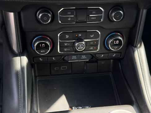 Used 2021 Chevrolet Suburban LT RWD image 21