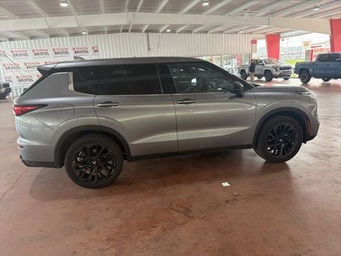 Used 2024 Mitsubishi Outlander SE Black Edition image 16