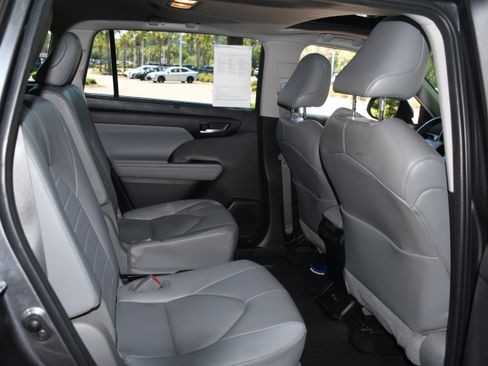 Used 2023 Toyota Highlander XLE AWD/4WD image 19