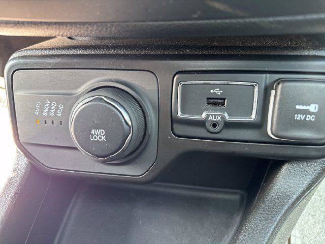 Used 2023 Jeep Renegade Limited w/ Sun/Sound Group AWD/4WD image 32